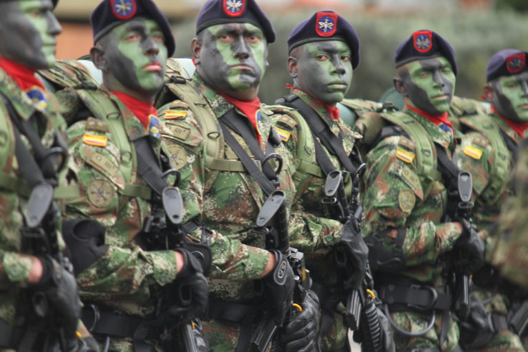 El gobernador de Antioquia quiere militarizar la paz