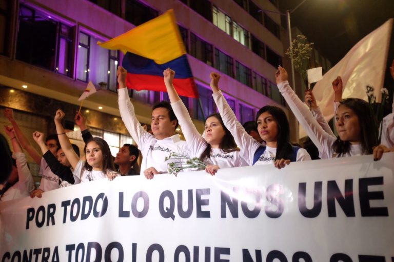 La calle exige paz mientras Santos y Uribe no avanzan