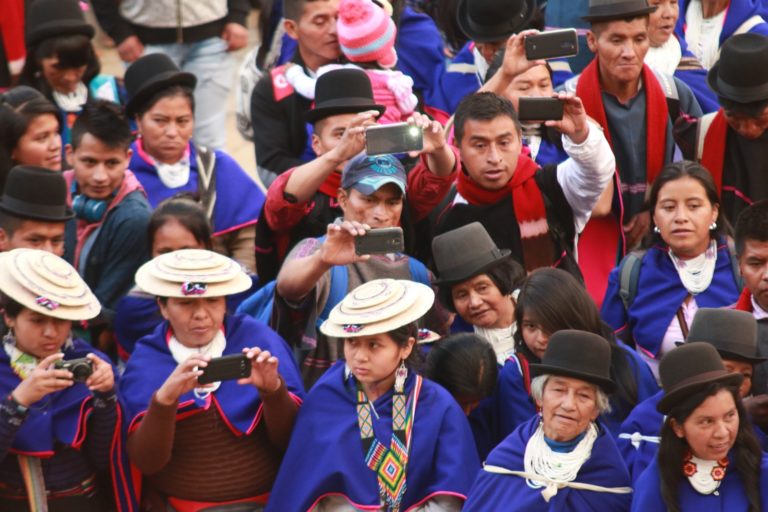 La Colombia indígena muestra en Bogotá su apoyo a la paz