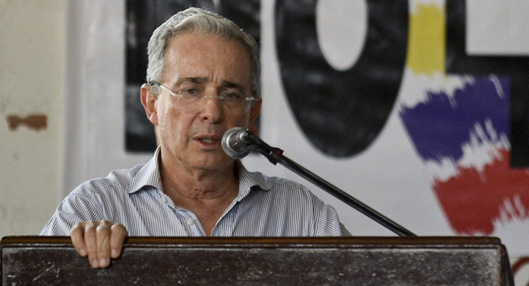 Uribe también saca la piedra a los afro
