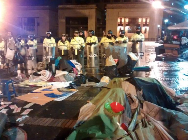 ESMAD desaloja de madrugada el Campamento por la Paz de la Plaza de Bolívar