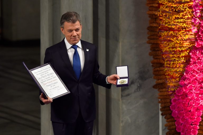 Santos recibe el Nobel sin aludir a los problemas del proceso