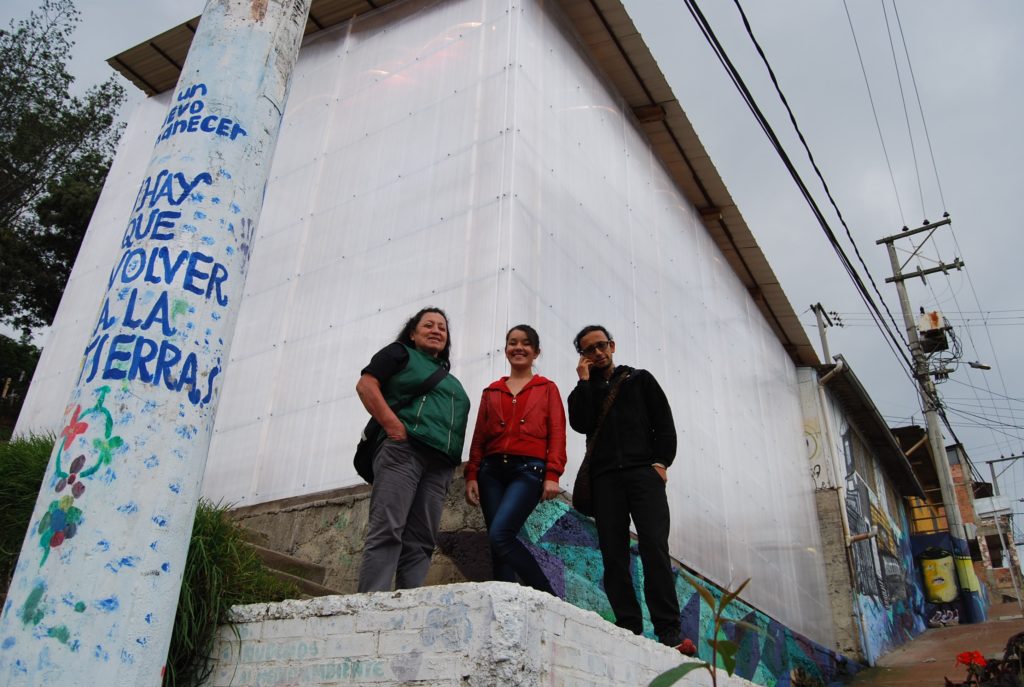 Luzmila, una joven que participa en los talleres y Daniel, delante de Potocine.