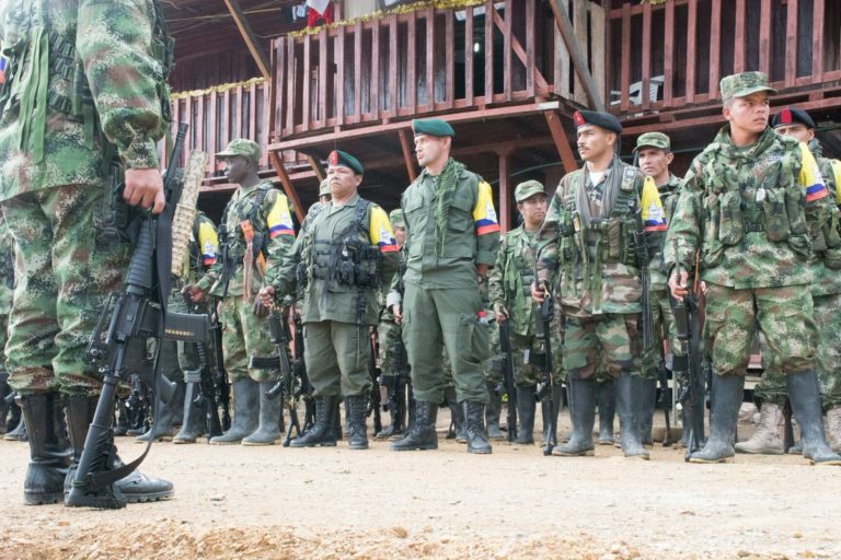 Paramilitares, disidentes y bandas criminales resurgen en los territorios que dejan las FARC