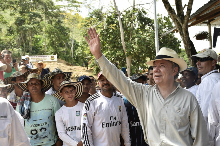 Santos vuelve a prometer que protegerá a los líderes