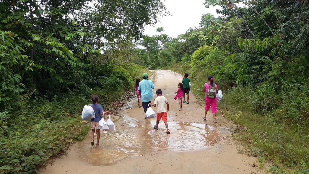 Esta familia indígena camina hacia su casa por la única carretera que hay en el departamento del Vaupés entre la selva del Amazonas.