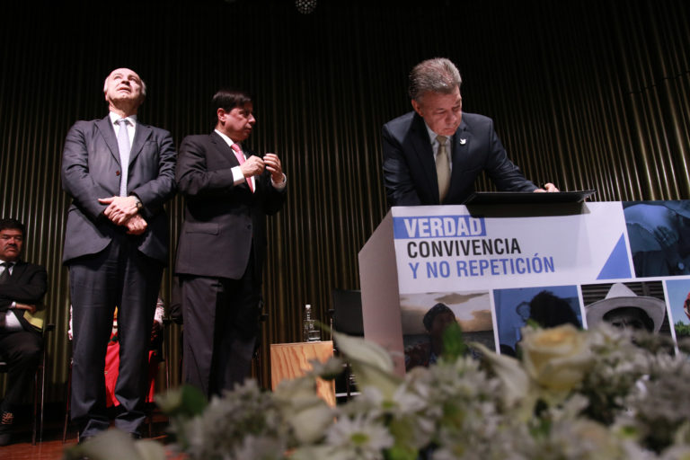 ¿Quiere el Gobierno entregar la memoria a los victimarios estatales?