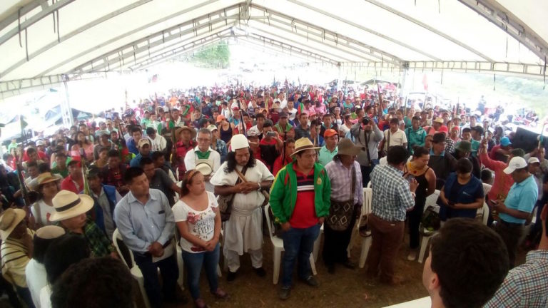 La Minga muestra su «compromiso con la paz» y firma el acuerdo con el Gobierno