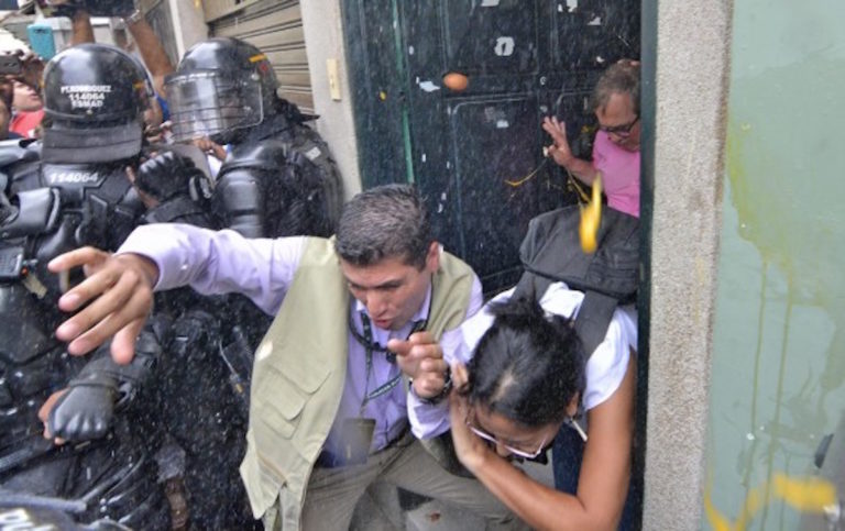 El uribismo y la ’guerra’ callejera como táctica electoral