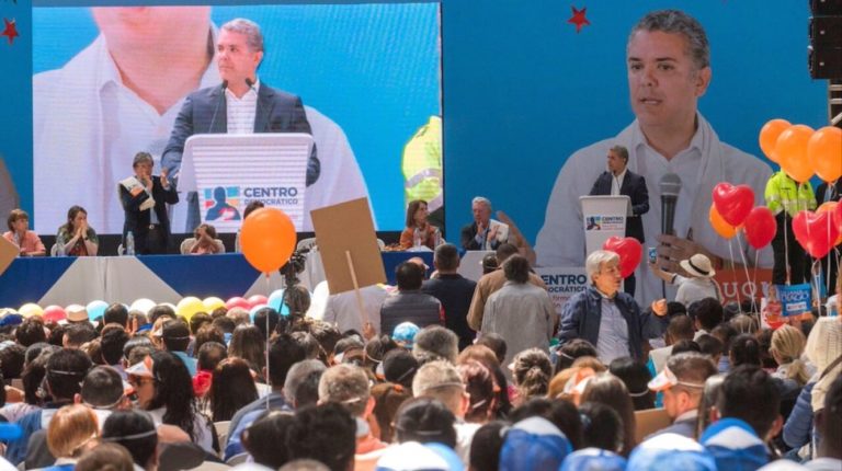 Los riesgos para Colombia de que Duque no traicione a Uribe