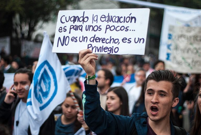 Medios de comunicación y protesta social: economía política cultural de la versión de los hechos