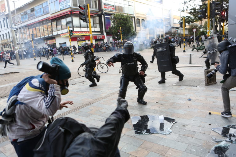 El mundo paralelo de Mindefensa: la Policía fue víctima durante 16 días
