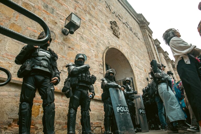 “Toda dictadura empieza con censura”: la ciudadanía reacción a la ‘limpieza’ ideológica del Museo Nacional y el Gobierno responde con… antidisturbios